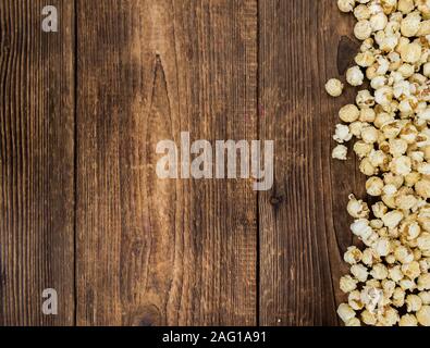 Popcorn frais sur une vieille table en bois rustique et sélective ; focus ; close-up shot Banque D'Images