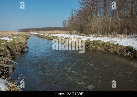 Courant de l'eau sur la rivière Uherka en Pologne orientale - voir en hiver jour Banque D'Images