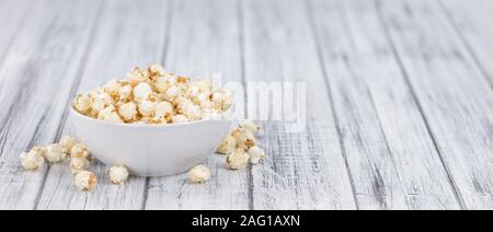 Popcorn frais sur une vieille table en bois rustique et sélective ; focus ; close-up shot Banque D'Images