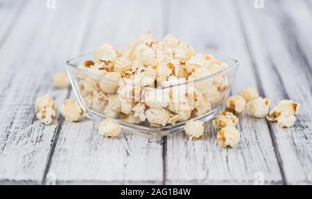 Popcorn frais sur une vieille table en bois rustique et sélective ; focus ; close-up shot Banque D'Images