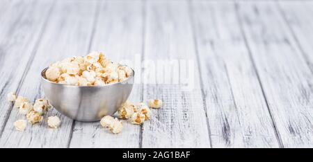 Popcorn frais sur une vieille table en bois rustique et sélective ; focus ; close-up shot Banque D'Images