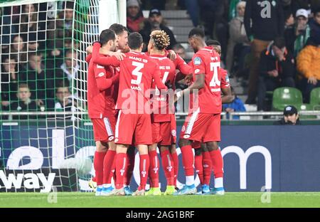 17 décembre 2019, Brême : Soccer : Bundesliga, le Werder Brême - FSV Mayence 05 1er, 16e journée. Le Mainzer cheer sur le 0:2 par un but. Photo : Carmen Jaspersen/DPA - NOTE IMPORTANTE : en conformité avec les exigences de la DFL Deutsche Fußball Liga ou la DFB Deutscher Fußball-Bund, il est interdit d'utiliser ou avoir utilisé des photographies prises dans le stade et/ou la correspondance dans la séquence sous forme d'images et/ou vidéo-comme des séquences de photos. Banque D'Images