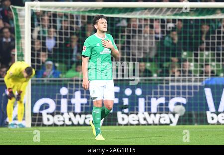 17 décembre 2019, Brême : Soccer : Bundesliga, le Werder Brême - FSV Mayence 05 1er, 16e journée. Milos Werders Veljkovic après son propre but à 0:2. Dans l'arrière-plan gardien Jiri Pavlenka. Photo : Carmen Jaspersen/DPA - NOTE IMPORTANTE : en conformité avec les exigences de la DFL Deutsche Fußball Liga ou la DFB Deutscher Fußball-Bund, il est interdit d'utiliser ou avoir utilisé des photographies prises dans le stade et/ou la correspondance dans la séquence sous forme d'images et/ou vidéo-comme des séquences de photos. Banque D'Images