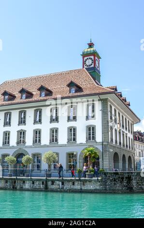 Thun, Suisse - 8 août 2019 : incroyable paysage urbain historique de la ville de Thoune. Maisons médiévales situées le long de la rivière Aare turquoise. Les gens à pied par le canal. Jour d'été ensoleillé. Photo verticale. Banque D'Images