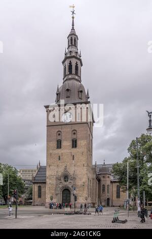 OSLO, Norvège - 21 juillet 2019 : paysage urbain avec façade principale de la cathédrale historique et clocher , coup sous la lumière d'été lumineux nuageux le 21 juillet 2019 Banque D'Images