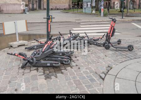 OSLO, Norvège - 21 juillet 2019 : paysage urbain avec des tas tombé scooters sur trottoir , coup sous la lumière d'été lumineux nuageux le 21 juillet 2019 à Oslo, ni Banque D'Images