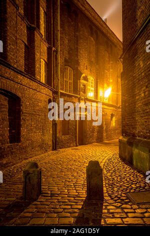 Plebania rue le soir dans la vieille ville de Gdansk. Pologne, Europe Banque D'Images