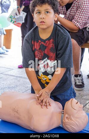 Miami Florida,Bayfront Park,Miami Goin' Green,jour de la Terre,festival,écologique,exposant,hispanique garçon garçons garçons enfants enfants enfants CPR,mannequin,étudiant Banque D'Images