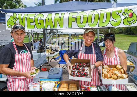 Miami Florida,Bayfront Park,Miami Goin' Green,Earth Day,festival,écologique,exposant,vegan food,vendeurs stall stand stands marché plac Banque D'Images