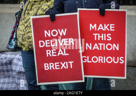 Westminster, Londres, 17h Dec 2019. Laisser les manifestants avec des pancartes. Pro- Anti-Brexit, et manifestants sont à nouveau le rallye à l'extérieur des portes des chambres du Parlement en tant que députés retour à la Chambre des communes. Credit : Imageplotter/Alamy Live News Banque D'Images