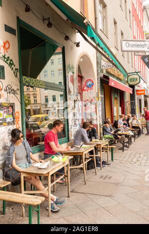 Les Bars et cafés du quartier Kreuzberg, Berlin, Allemagne Banque D'Images