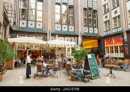 Restaurants dans le Hackesche Hofe complexe, Mitte, Berlin, Allemagne Banque D'Images