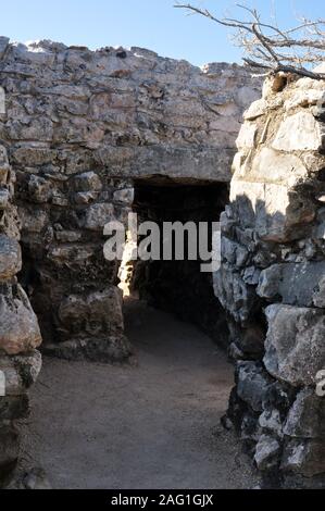 Un passage en pierre dans le ruines de Tulum. Banque D'Images