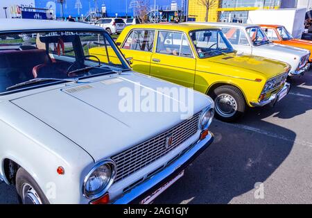 Samara, Russie - le 26 octobre 2019 : Lada automobiles rétro soviétique stationné jusqu'à la rue de la ville Banque D'Images