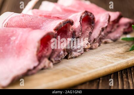 Partie de tranches de Roastbeef (selective focus ; close-up shot) Banque D'Images