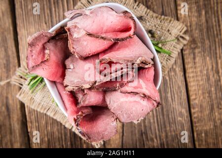 Partie de tranches de Roastbeef (selective focus ; close-up shot) Banque D'Images