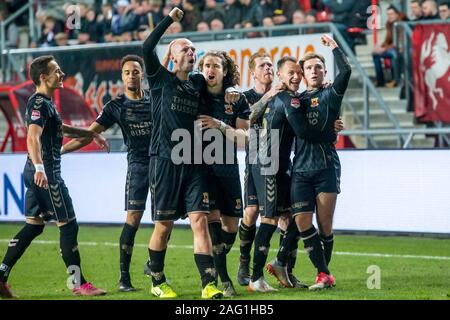 Enschede, Pays-Bas. 25Th Dec 2019. ENSCHEDE, Stadium De Grolsch Veste, 17-12-2019, la saison 2019/2020, le néerlandais TOTO KNVB Beker. GA Eagles dvd Martijn Berden (r) célèbre le but marqué 2-3 pendant le match Twente - Go Ahead Eagles : Crédit Photos Pro/Alamy Live News Banque D'Images