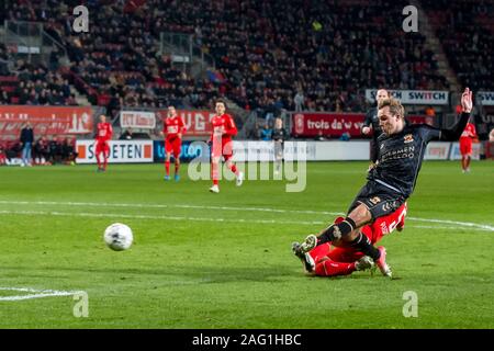 Enschede, Pays-Bas. 25Th Dec 2019. ENSCHEDE, Stadium De Grolsch Veste, 17-12-2019, la saison 2019/2020, le néerlandais TOTO KNVB Beker. GA Eagles dvd Martijn Berden (r) 2-3 pendant le match Twente - Go Ahead Eagles : Crédit Photos Pro/Alamy Live News Banque D'Images