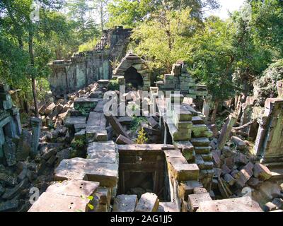 Ruines du temple au temple Khmer non restaurés de Beng Meala, autour de 50km à l'ouest de Siem Reap au Cambodge Banque D'Images