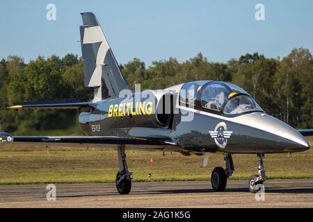 KLEINE-BROGEL, BELGIQUE - Sep 14, 2019 : Breitling Jet Team Aero L-39 Albatros avion roulage après l'atterrissage sur la base aérienne de Kleine Brogel. Banque D'Images