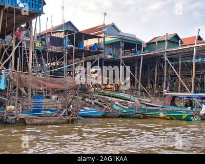 Maisons guindée et bateaux à Kampong Pulk sur le lac Tonle Sap, près de Siem Reap au Cambodge. Banque D'Images