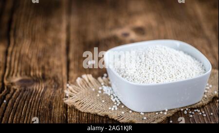 Partie de tapioca (close-up shot, selective focus) sur fond de bois Banque D'Images