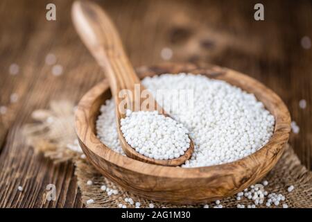 Partie de tapioca (close-up shot, selective focus) sur fond de bois Banque D'Images