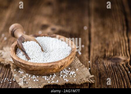 Partie de tapioca (close-up shot, selective focus) sur fond de bois Banque D'Images