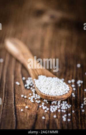 Partie de tapioca (close-up shot, selective focus) sur fond de bois Banque D'Images