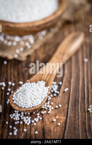 Partie de tapioca (close-up shot, selective focus) sur fond de bois Banque D'Images