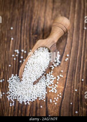 Partie de tapioca (close-up shot, selective focus) sur fond de bois Banque D'Images