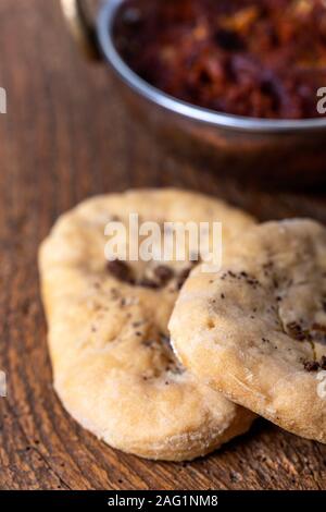Pain naan indien sur bois Banque D'Images