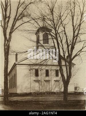 . Familiariser esquisses de la Phillips Exeter Academy et ses environs. btless housestanding, le à l'angle des rues de l'eau et de Franklin, maintenant la résidence de M. Manley Darling. Le bâtiment principal est construit comme une maison squaredoak garnison, de journaux, et il est dit d'avoir été utilisé comme protectionagainst les attaques des Indiens. C'est dans thishouse que Daniel Webster est monté à bord lorsqu'un élève dans l'Académie. La Court House, anciennement la réunion de la première paroisse, a été déplacé de l'autre côté de la rue, et le stoodupon site de l'habitation du regretté Joseph Board-man, à l'est de la Fr Banque D'Images