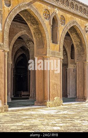 Décorations en stuc sur les arches de la mosquée Ibn Tulun au Caire Islamique Banque D'Images