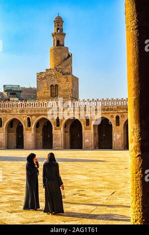 Les fidèles debout dans la cour de la mosquée Ibn Tulun, en face de la spirale unique minaret de la Mosquée Banque D'Images