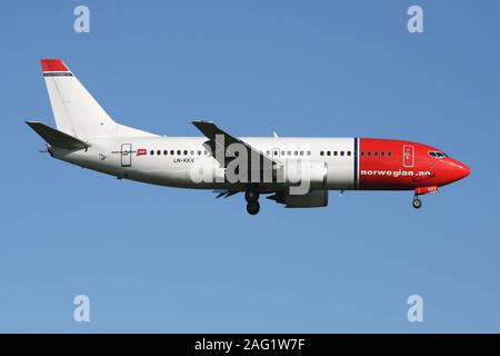 Norwegian Air Shuttle Boeing 737-300 avec l'inscription LN-KKV en courte finale pour la piste 04L de l'aéroport de Copenhague Kastrup,. Banque D'Images