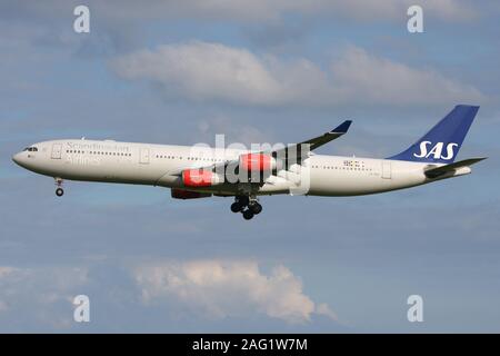 SAS Scandinavian Airlines Airbus A340-300 avec l'inscription LN-RKG en courte finale pour la piste 04L de l'aéroport de Copenhague Kastrup,. Banque D'Images