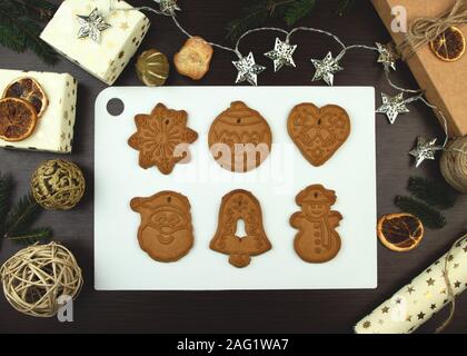 Miel et gingembre Noël cookies sur surface blanche. Étoiles, sapin, flocon de forme. Banque D'Images