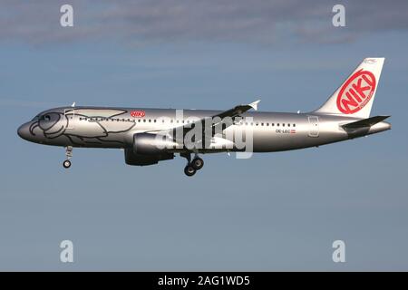 Airbus A320-200 Niki autrichien avec l'inscription OE-LEC en courte finale pour la piste 04L de l'aéroport de Copenhague Kastrup,. Banque D'Images