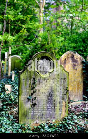 Pierre de tête au cimetière d'Abney Park, Londres, Royaume-Uni Banque D'Images