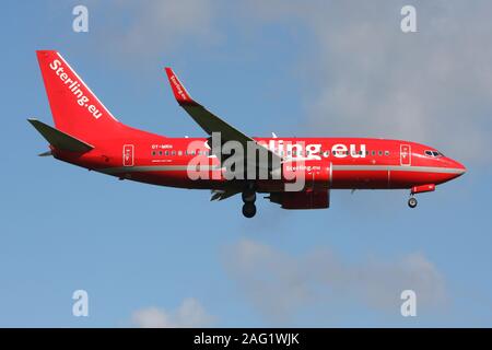 Sterling danois Boeing 737-700 avec l'inscription OY-VIR en courte finale pour la piste 04L de l'aéroport de Copenhague Kastrup,. Banque D'Images