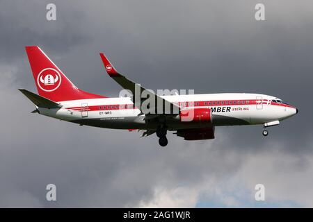 Le Danois Cimber Sterling Boeing 737-700 avec l'inscription OY-MME en courte finale pour la piste 04L de l'aéroport de Copenhague Kastrup,. Banque D'Images