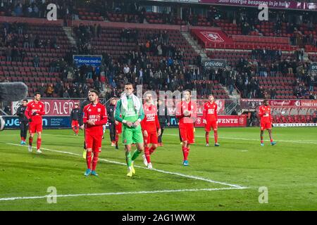 Enschede, Pays-Bas. 25Th Dec 2019. ENSCHEDE, Stadium De Grolsch Veste, 17-12-2019, la saison 2019/2020, le néerlandais TOTO KNVB Beker. résultat final 2-5 joueurs, le FC Twente déprimés après la partie perdue pendant le match Twente - Go Ahead Eagles : Crédit Photos Pro/Alamy Live News Banque D'Images