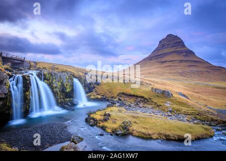 Soirée fantastique avec volcan Kirkjufell la côte de la péninsule de Snæfellsnes. Magnifique et pittoresque de la scène du matin. Emplacement endroit célèbre Kirkjufel Banque D'Images