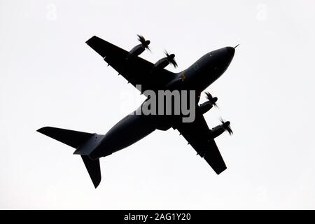 La silhouette d'un Airbus A400 de l'Atlas à l'opération par la Royal Air Force en tant que c'est une pratique à l'atterrissage à l'aéroport de Leeds Bradford Banque D'Images