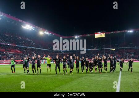 Enschede, Pays-Bas. 25Th Dec 2019. ENSCHEDE, Stadium De Grolsch Veste, 17-12-2019, la saison 2019/2020, le néerlandais TOTO KNVB Beker. résultat final 2-5, les joueurs GA Eagles célébrant la victoire après le match pendant le match Twente - Go Ahead Eagles : Crédit Photos Pro/Alamy Live News Banque D'Images