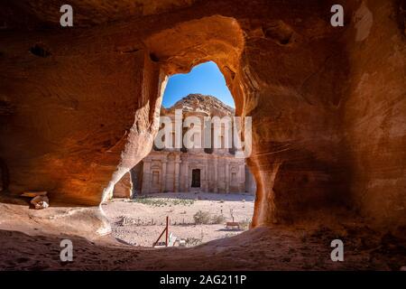 Le monastère de Deir (AD) - un bâtiment monumental taillé rock dans l'antique cité de Pétra en Jordanie Banque D'Images