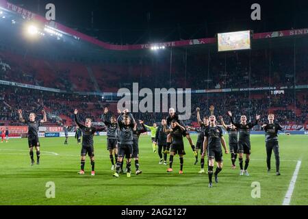 Enschede, Pays-Bas. 25Th Dec 2019. ENSCHEDE, Stadium De Grolsch Veste, 17-12-2019, la saison 2019/2020, le néerlandais TOTO KNVB Beker. résultat final 2-5, les joueurs GA Eagles célébrant la victoire après le match pendant le match Twente - Go Ahead Eagles : Crédit Photos Pro/Alamy Live News Banque D'Images