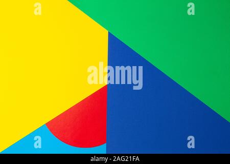 Forme géométrique abstrait jaune, bleu, rouge, vert papier fond couleur Banque D'Images