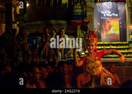 Ubud, Bali, Indonésie - septembre 3, 2017 : danseuse en costume traditionnel lors d'une cérémonie de danse kecak fire. Prendre le soir sans flash, mo Banque D'Images